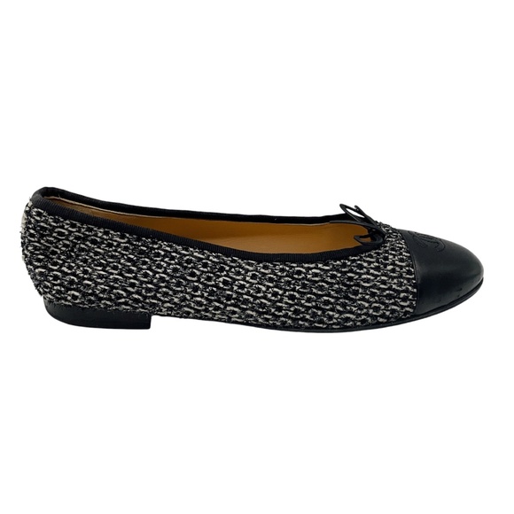 CHANEL BLACK / WHITE CC LOGO LEATHER CAP TOE TWEED BALLET FLATS WITH BOW DETAIL - Picture 2 of 10